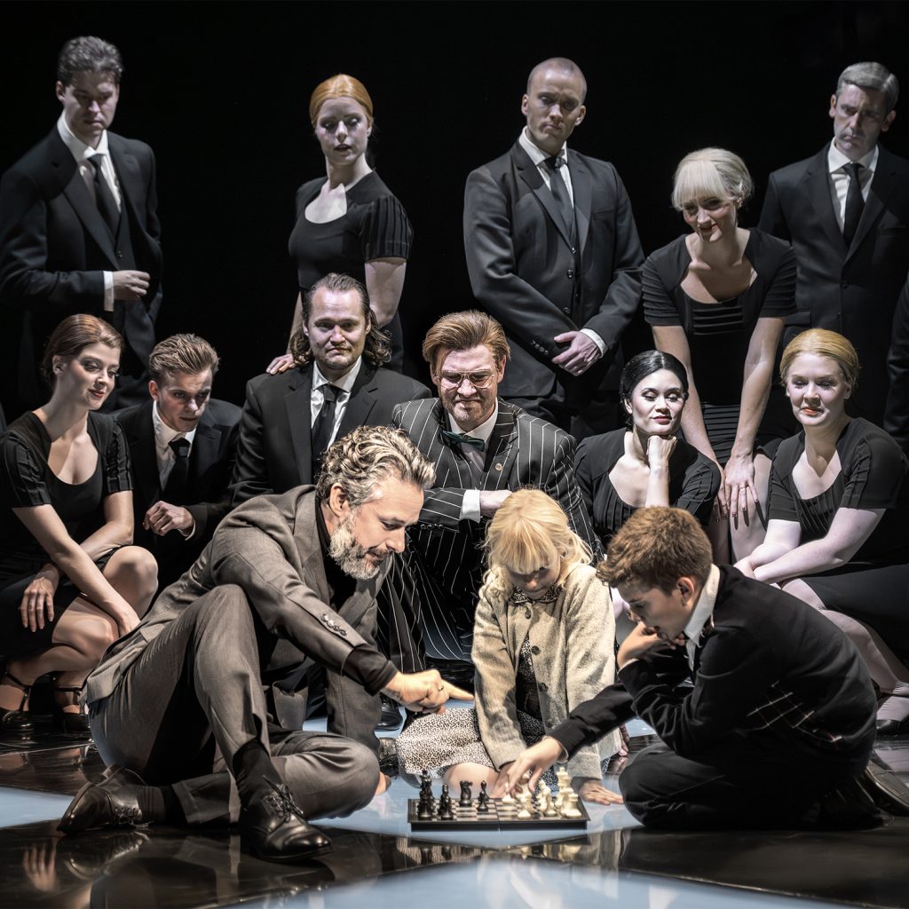 Chess_Det-Ny-Teater_Anatoly_(Thomas-Høj-Falkenberg)-og-ensembet_Fotograf_Camilla-Winther lille